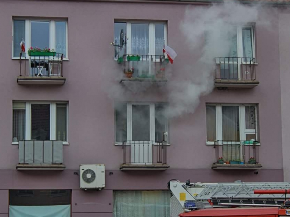 Pożar mieszkania we Wschowie. Z ogniem walczyło 6 zastępów straży pożarnej (ZDJĘCIA)