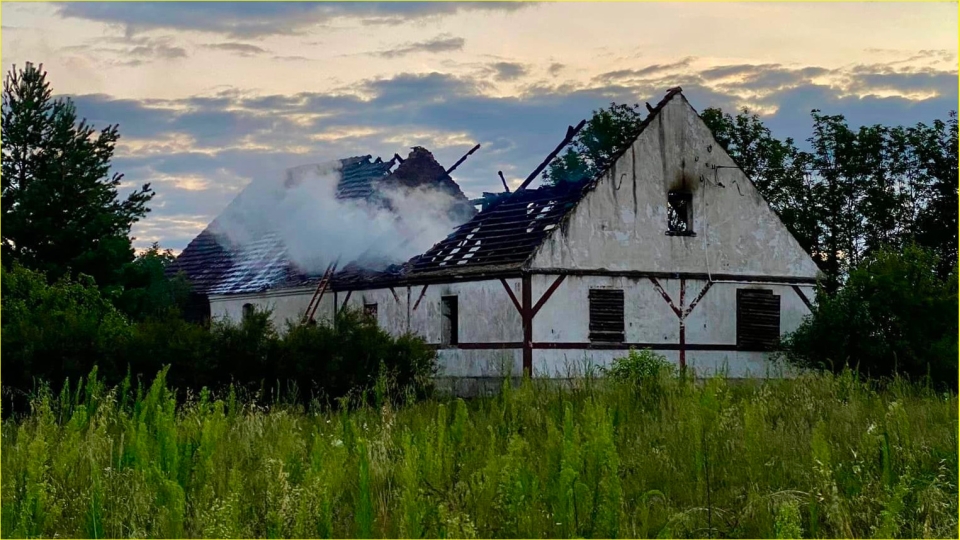 5/5 - Pożar koło Lubska. Płonął budynek. Dach stanął cały w ogniu