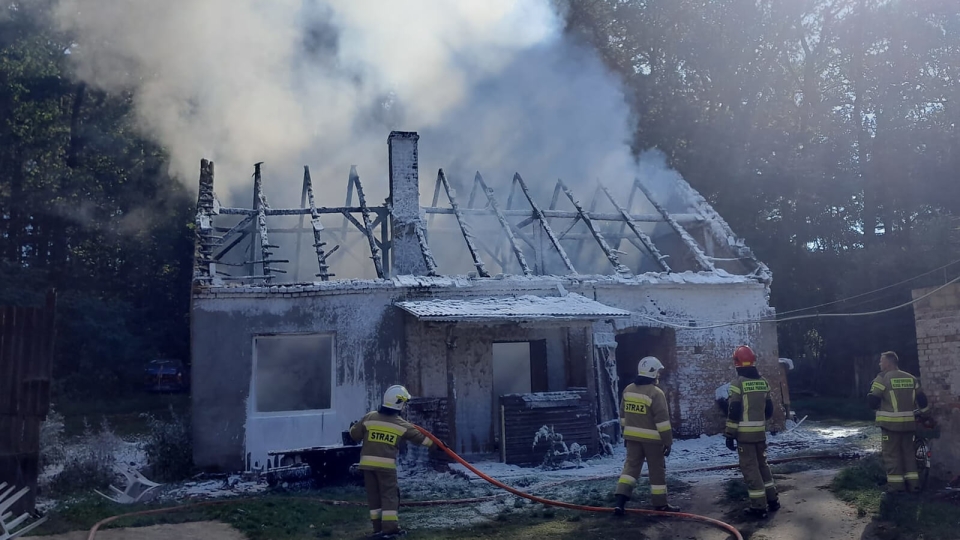 Pożar domu koło Lubska. Poszkodowany 18 i 17-latek oraz 6-letnie dziecko (ZDJĘCIA)