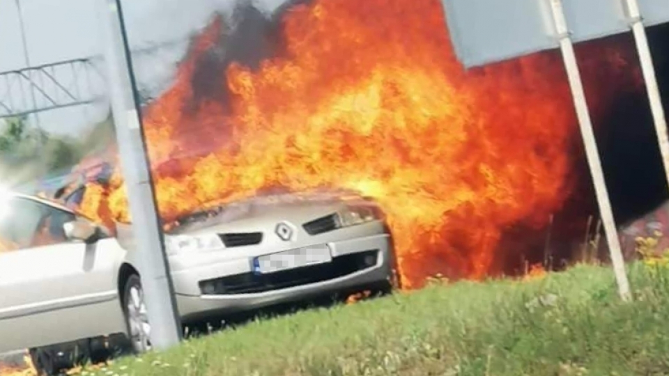 Pożar samochodu na zjeździe z trasy S3 koło Sulechowa. Ogień objął całe auto (FILM)