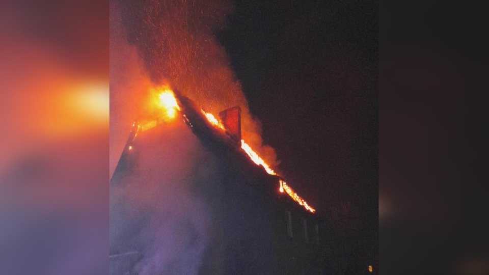 Pożar budynku w Sulechowie. Z ogniem walczy 9 zastępów straży pożarnej (ZDJĘCIA)