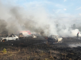 Pożar w Przewoźnikach niedaleko Łęknicy. Spłonęły 24 samochody. Ogień gaszono przez ponad 3 godziny (ZDJĘCIA)