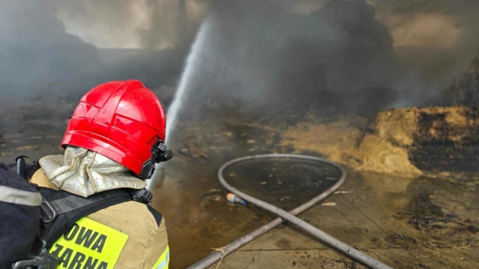 1/4 - Pożar pod Gorzowem. Płonie wiata ze słomą