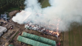 Ogromny pożar w Przytocznej. Płoną stogi siana i wiata magazynowa. Trwa akcja gaśnicza (ZDJĘCIA)