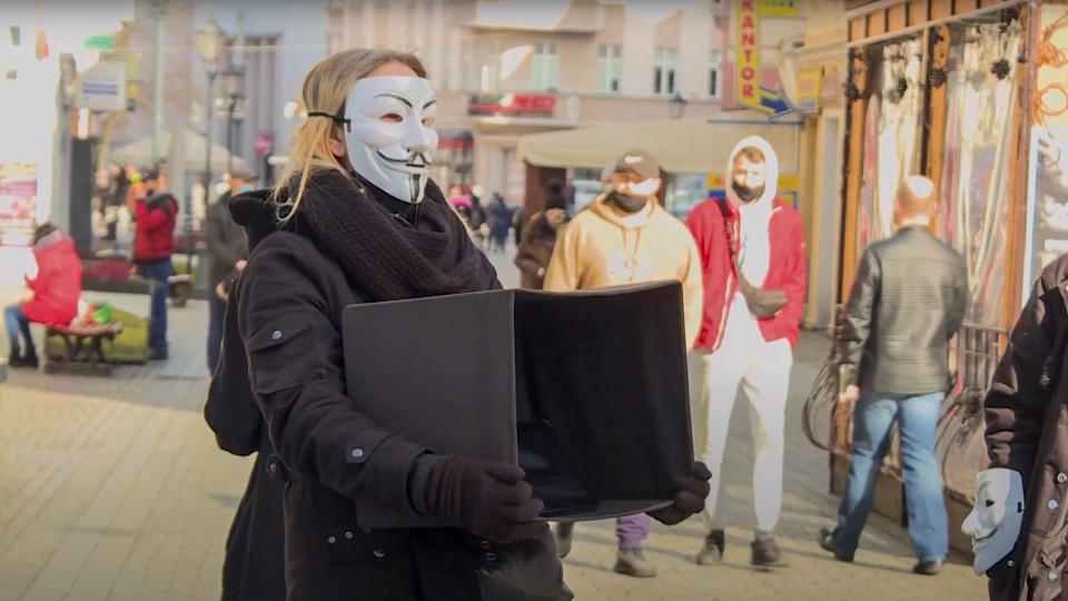 Anonymous w Zielonej Górze. Aktywistki pokazywały ludziom cierpienie zwierząt hodowlanych