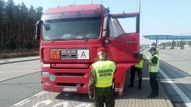 Przewoził trujące odpady kompletnie niesprawną ciężarówką. Do Polski jechał z Niemiec (ZDJĘCIA)