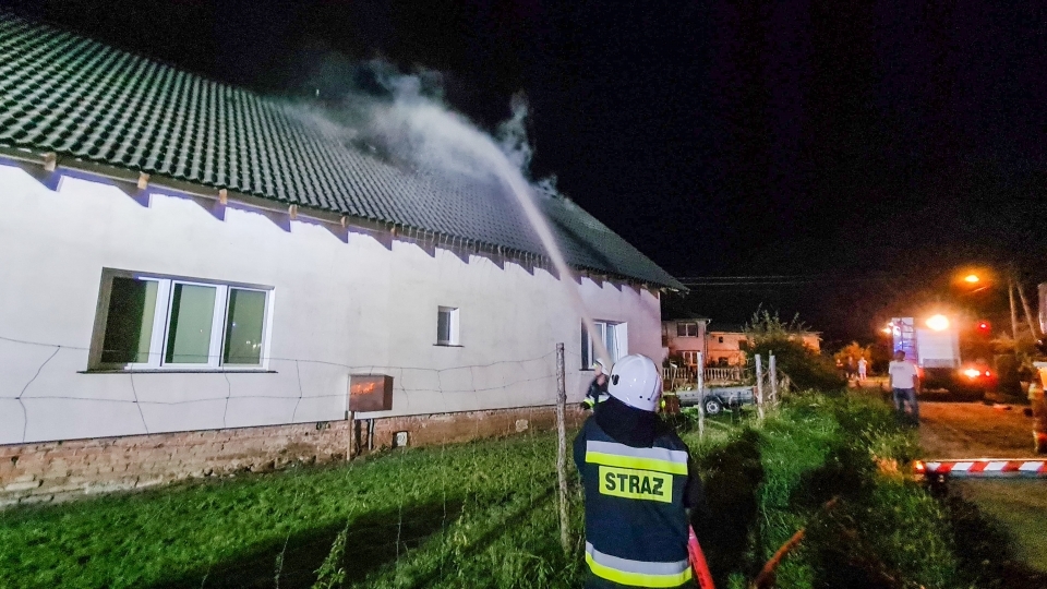 Pożar poddasza domu w Świdnicy. W akcji 5 zastępów straży pożarnej