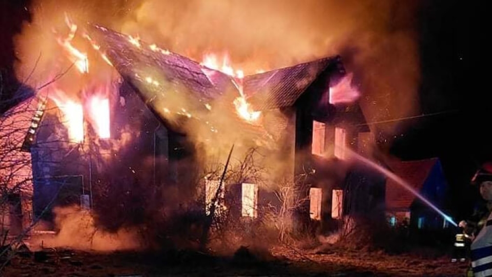 Poważny pożar koło Nowej Soli. W nocy spłonął budynek mieszkalny (ZDJĘCIA)