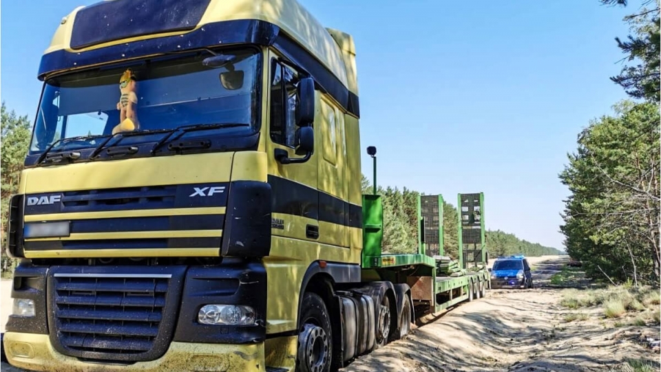 Pościg za skradzioną ciężarówką w Żaganiu. Kierowca użył siły wobec policjantów (ZDJĘCIA)