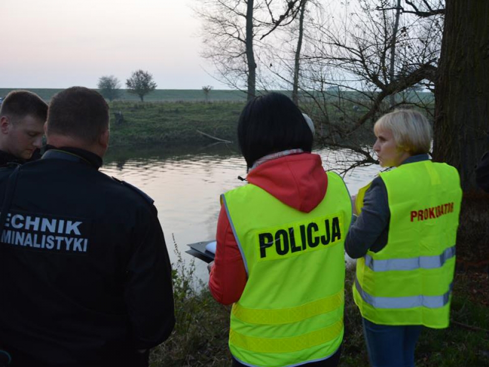 Policjanci odnaleźli pojazd i ciało mężczyzny w rzece Bóbr. Trwają czynności wyjaśniające (ZDJĘCIA)