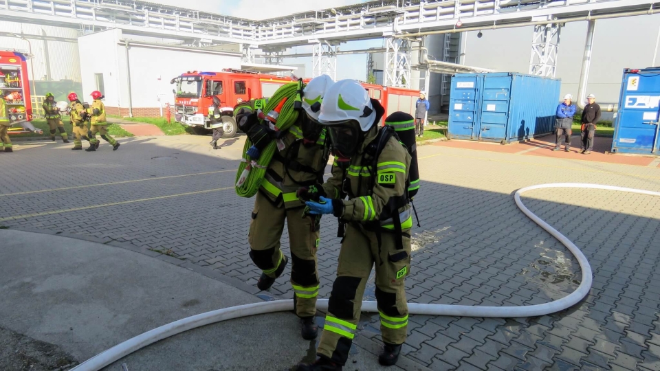 Dym nad Elektrociepłownią w Zielonej Górze. Strażacy ćwiczyli na terenie zakładu (ZDJĘCIA)