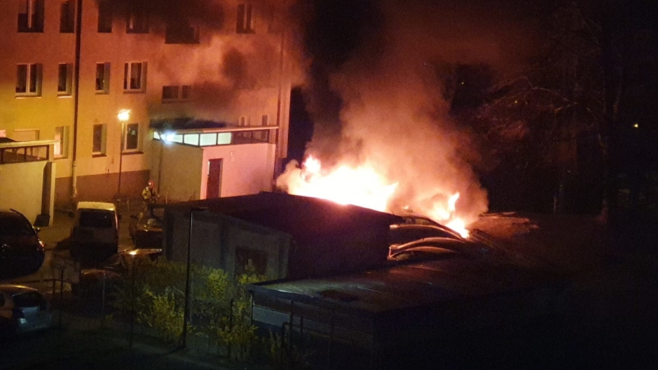 Nocny pożar w Gorzowie. Spłonęły trzy samochody, kilka jest nadpalonych