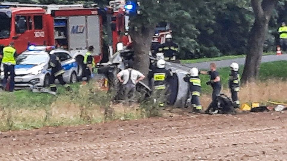 Tragiczny wypadek pod Gorzowem. BMW rozbiło się o drzewo. Nie żyje kobieta! 
