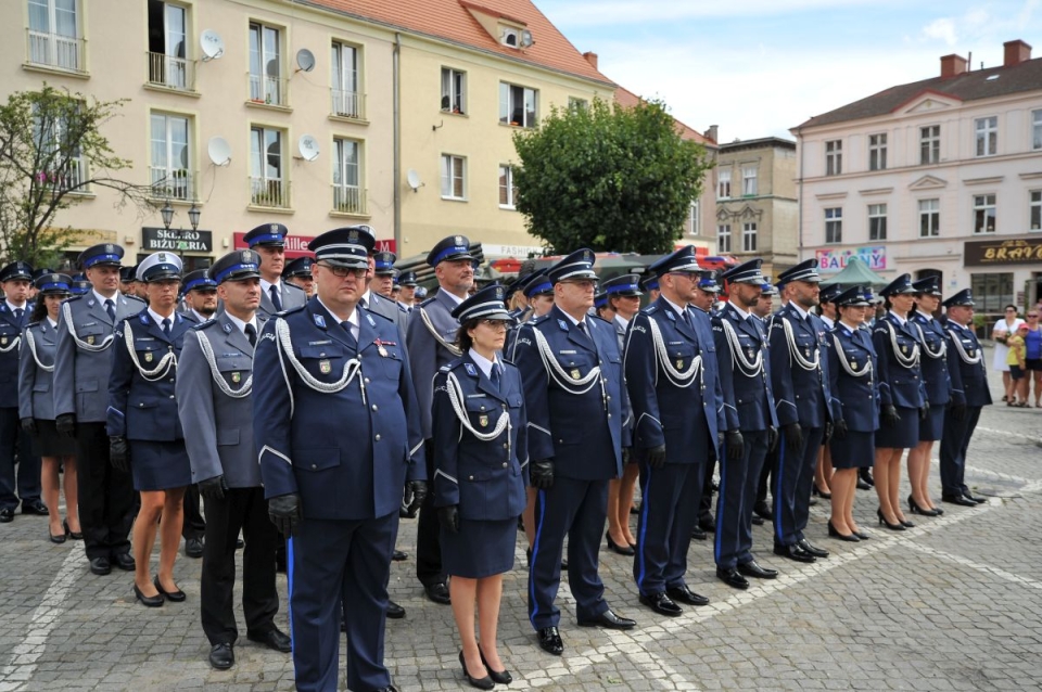 2/9 - Tak świętowali policjanci z Zielonej Góry. Było sporo awansów i odznaczeń