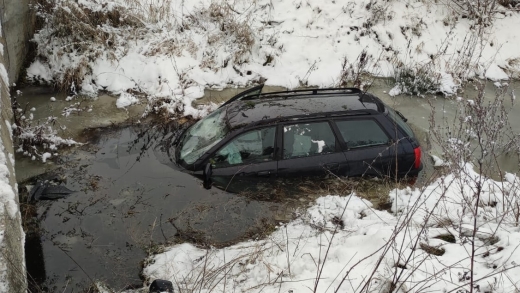 Groźne zdarzenie koło Gorzowa. Samochód przebił barierki i wpadł do kanału (ZDJĘCIA)