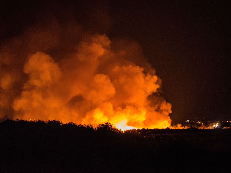Pożar na zielonogórskim wysypisku. Spłonęła wielka hałda odpadów. Chmura dymu była widoczna z daleka (ZDJĘCIA, FILM)