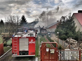 Pożar w Okuninie koło Sulechowa. Zaczęło się od auta, potem ogień zajął dom (ZDJĘCIA)