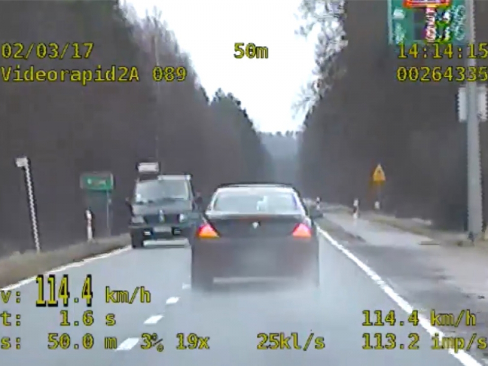 Wyprzedzanie na przejściu dla pieszych i 114 km/h w terenie zabudowanym (FILM)