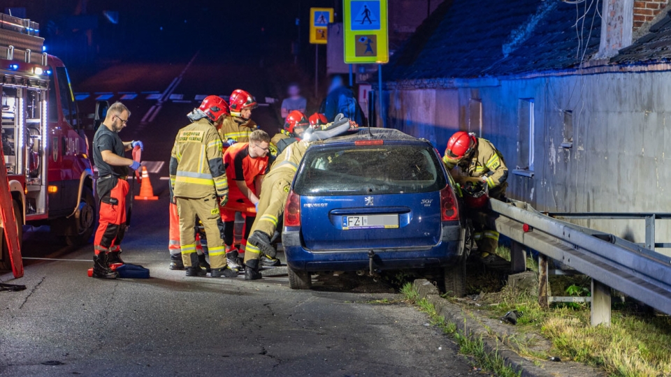 Nocny wypadek w Wilkanowie pod Zieloną Górą. Kierowca miał 1,2 promila alkoholu (ZDJĘCIA, FILM)