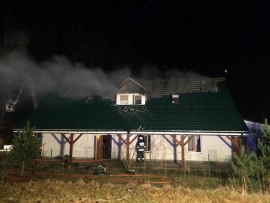 Pożar budynku mieszkalnego w Kosarzynie. Spłonęło całe poddasze (ZDJĘCIA)