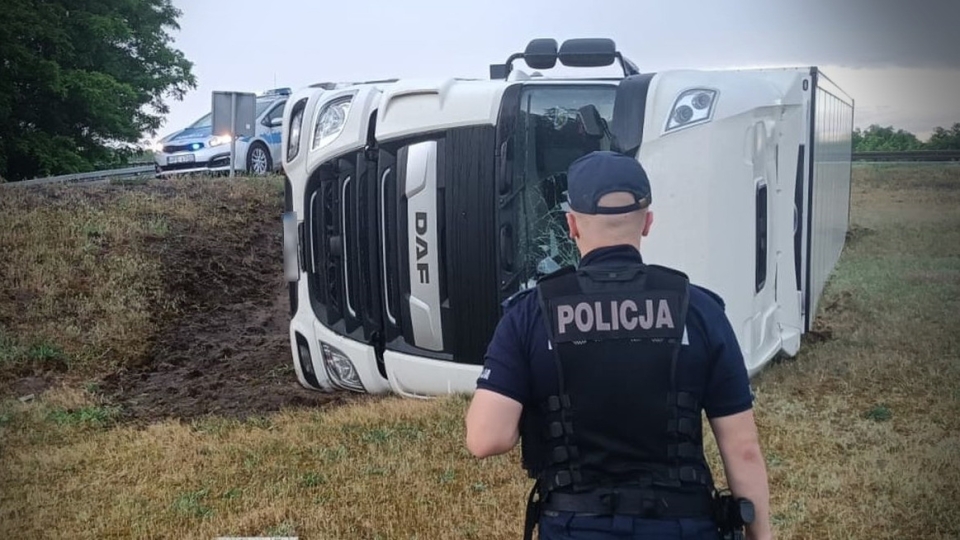 Wywrócił ciężarówkę na łuku drogi. Kierowca był kompletnie pijany