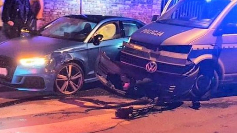Żary: 19-latek uciekał luksusowym Audi przed policją. Podczas pościgu rozbił swój pojazd oraz radiowóz...