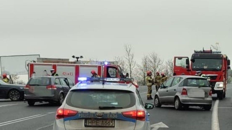 Wypadek koło Świebodzina. Zderzyły się trzy osobówki. Jedna osoba trafiła do szpitala