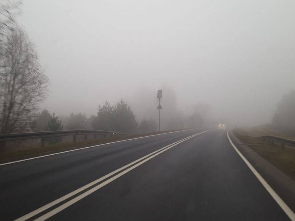 Gęsta mgła. Uważajcie na drogach (ZDJĘCIA)