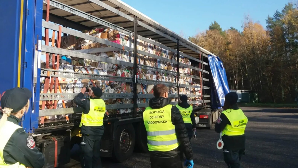 Ciężarówka pełna nielegalnych śmieci w Lubuskiem. Została zatrzymana przy granicy