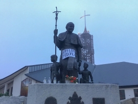 "Kryłem pedofili" - prowokacyjny plakat na pomniku Jana Pawła II w Zielonej Górze