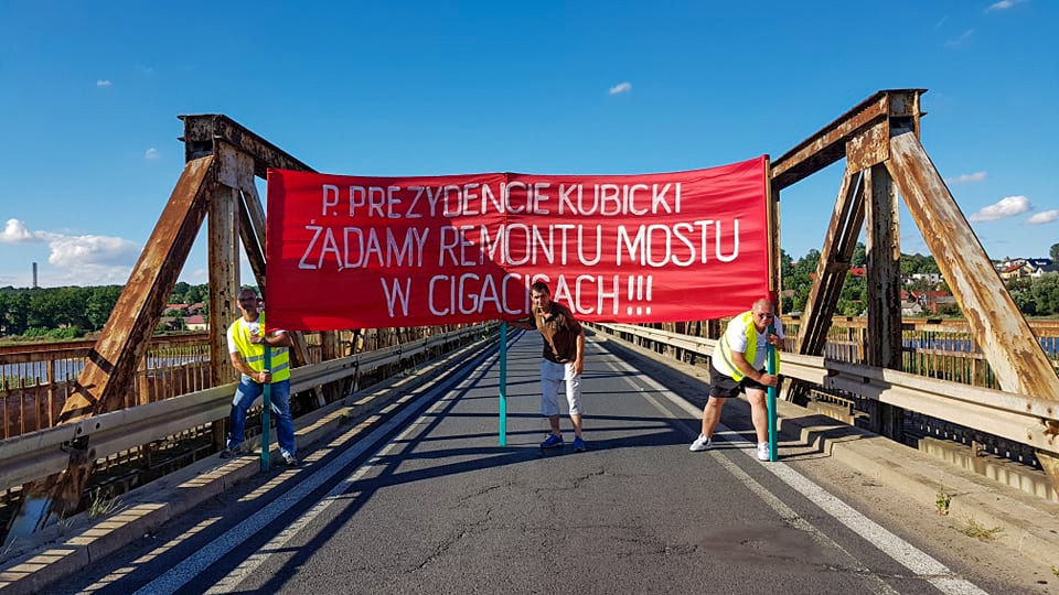Mieszkańcy Cigacic protestują, zablokowali stary most na dwie godziny