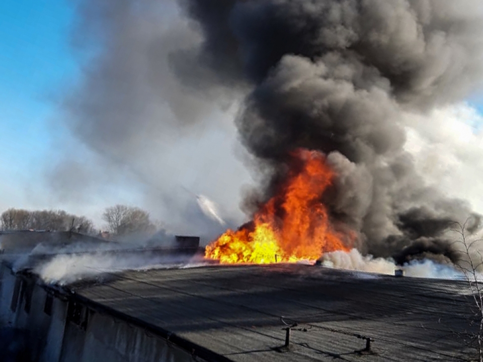 Krosno Odrzańskie: Pożar w fabryce wanien. W akcji 15 zastępów straży pożarnej (ZDJĘCIA)