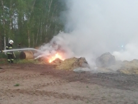 Pożar balotów słomy w Letnicy. Strażacy walczyli z ogniem przez trzy godziny (ZDJĘCIA)