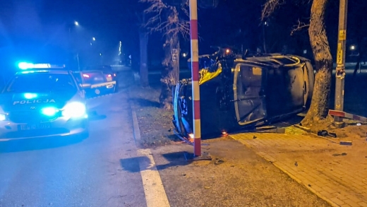 Groźne dachowanie. BMW wylądowało na boku. Kierowca uciekł