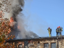 Pożar budynku Piekarni Cichej Kobiety. Ewakuowano jedną osobę (ZDJĘCIA, FILM Z DRONA)