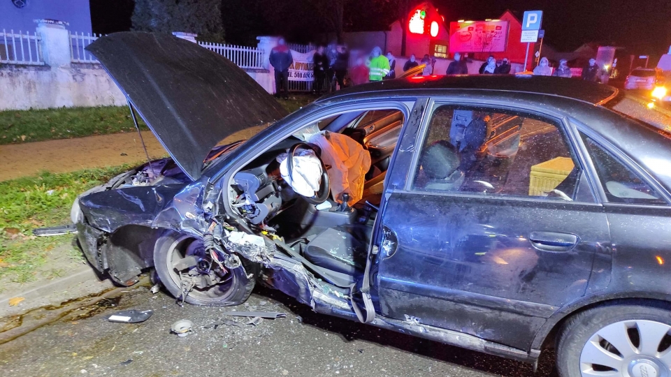 Poważny wypadek w Kożuchowie. Ranny kierowca był uwięziony w aucie (ZDJĘCIA)