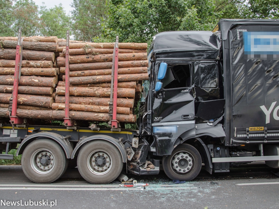 Poważny wypadek w Jeleniowie pod Zieloną Górą. Ciężarówka wbiła się w naczepę drugiego zestawu (ZDJĘCIA)