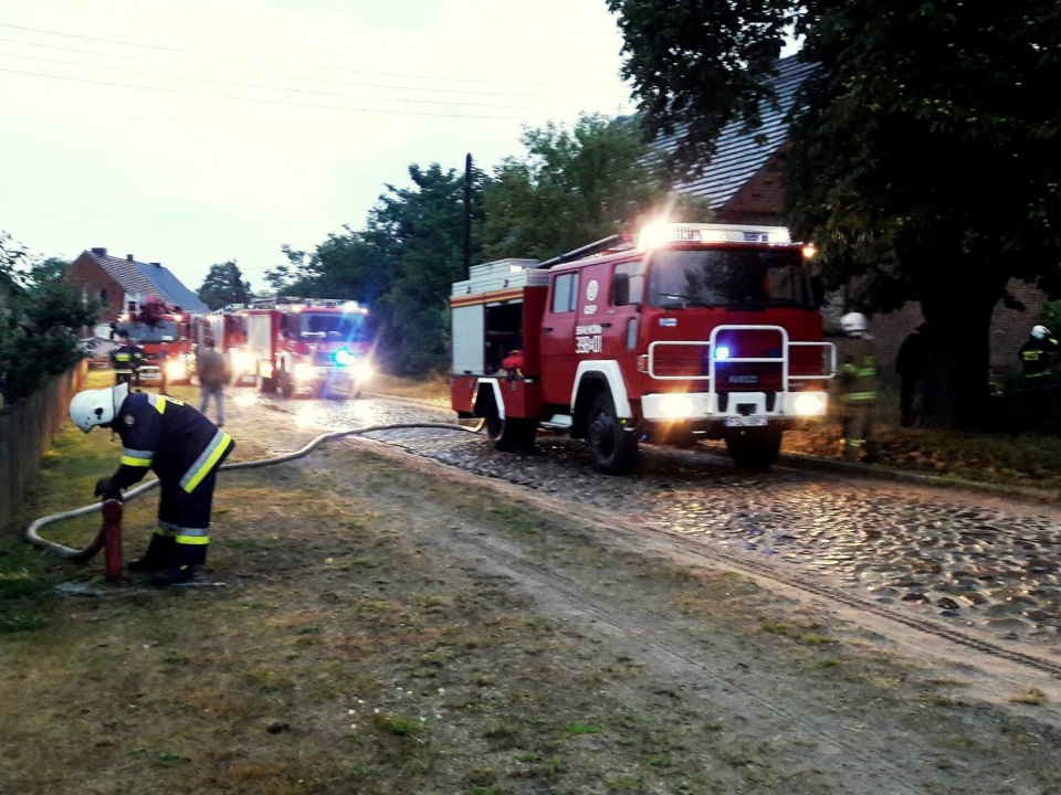Pożar poddasza domu jednorodzinnego w Rąpicach. W akcji 10 zastępów straży pożarnej z dwóch powiatów (ZDJĘCIA)