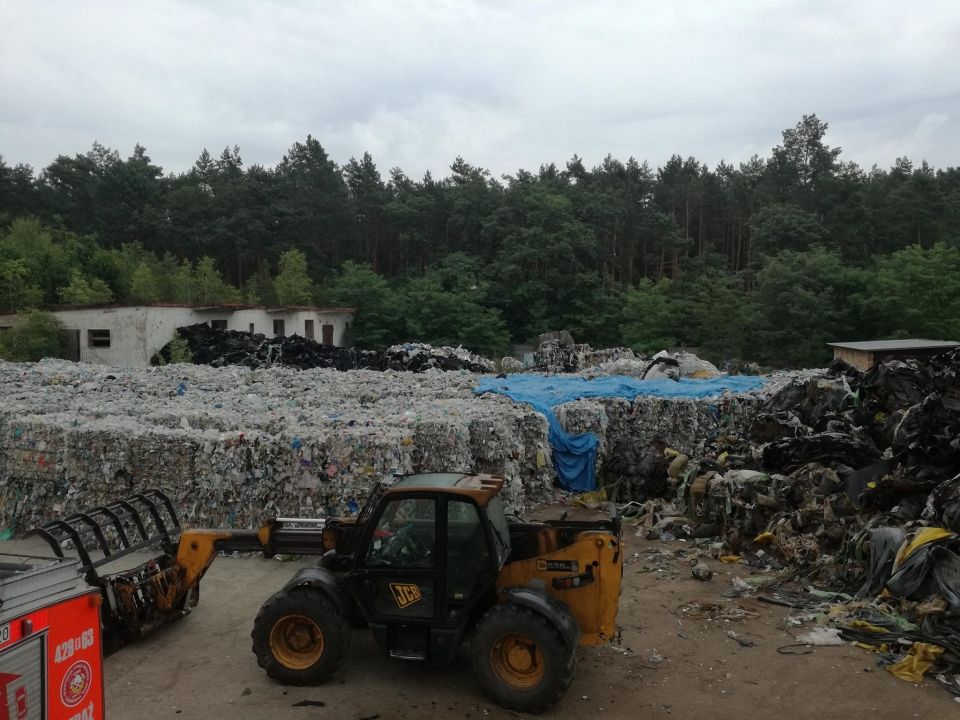 Pożar zbelowanych odpadów wywołał alarm na składowisku odpadów w Dąbrówce Wielkopolskiej (ZDJĘCIA)