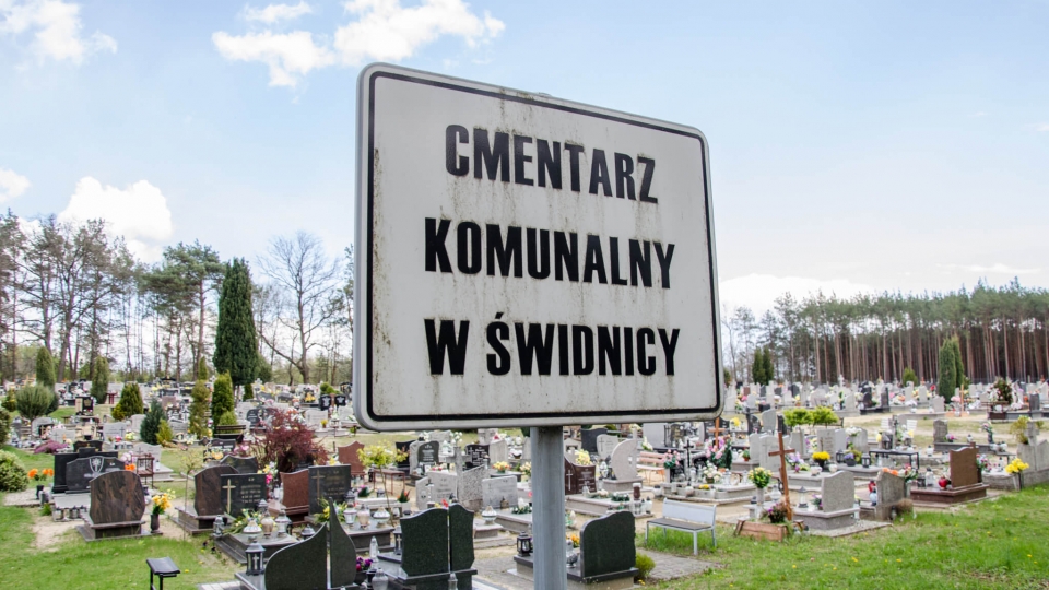 Ktoś się nie bał i... ukradł kamery z cmentarzy w gminie Świdnica