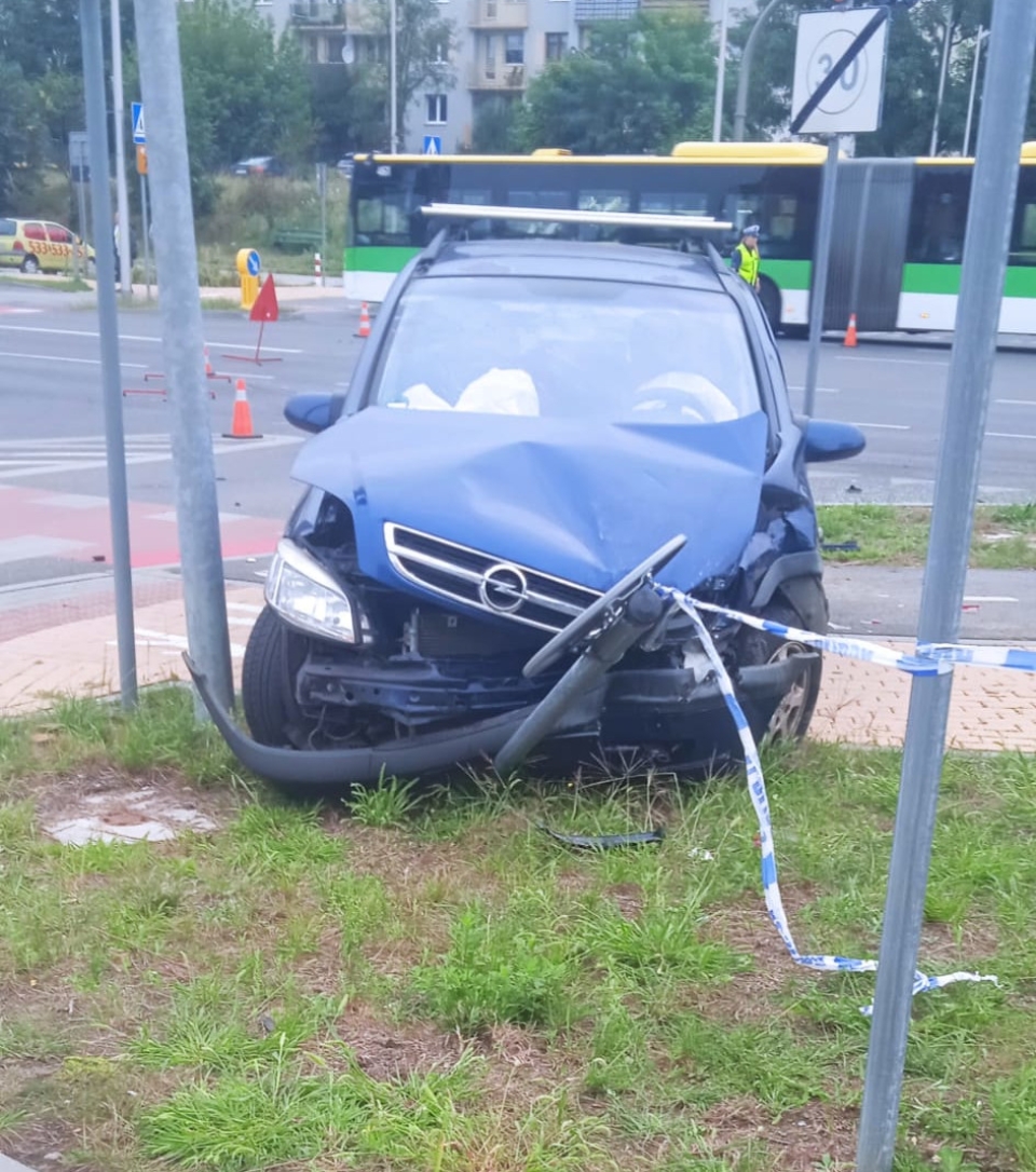 2/3 - Wypadek w Zielonej Górze. Zderzenie osobówek. Są poszkodowani