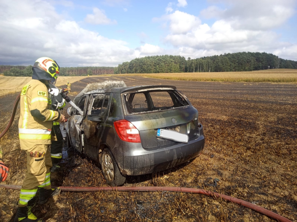 1/3 - Auto spłonęło na środku pola rolniczego. Paliło się też ściernisko