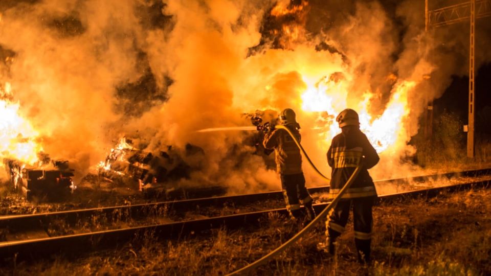 Nocny pożar w Czerwieńsku koło Zielonej Góry. Płonęły podkłady kolejowe (ZDJĘCIA)