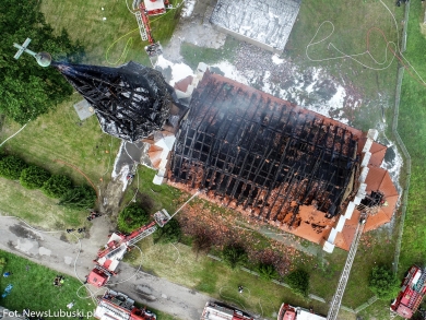 Ogromny pożar strawił dach kościoła. Film z drona ukazuje skale zniszczeń