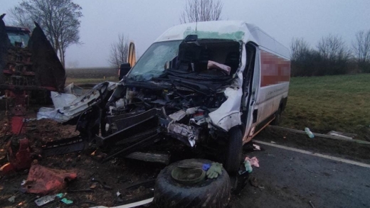 Groźny wypadek na krajowej &quot;31&quot; koło Słubic. Bus wjechał w ciągnik rolniczy z pługiem (ZDJĘCIA)