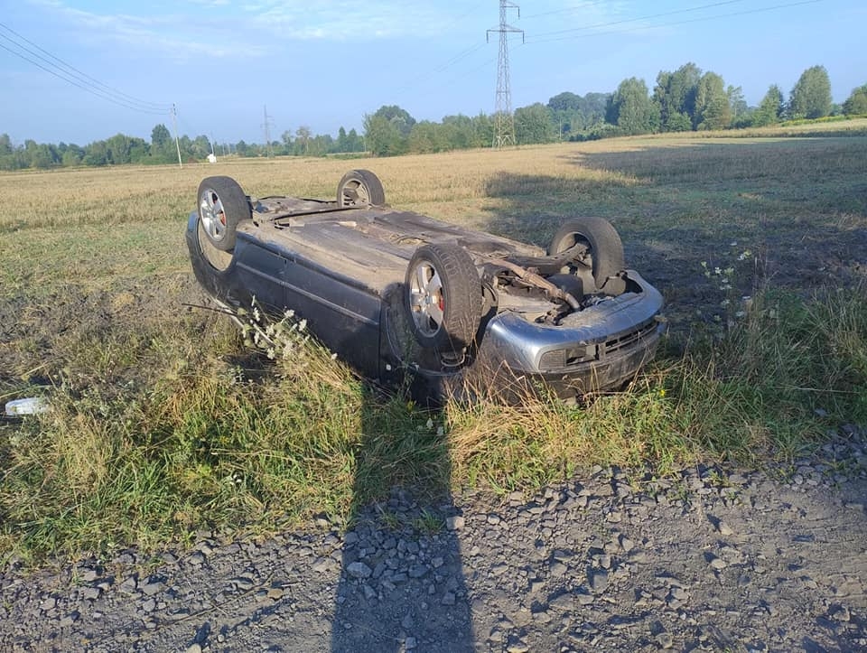 3/5 - Wypadek, auto na dachu. Są poszkodowani. Przyleciał śmigłowiec LPR