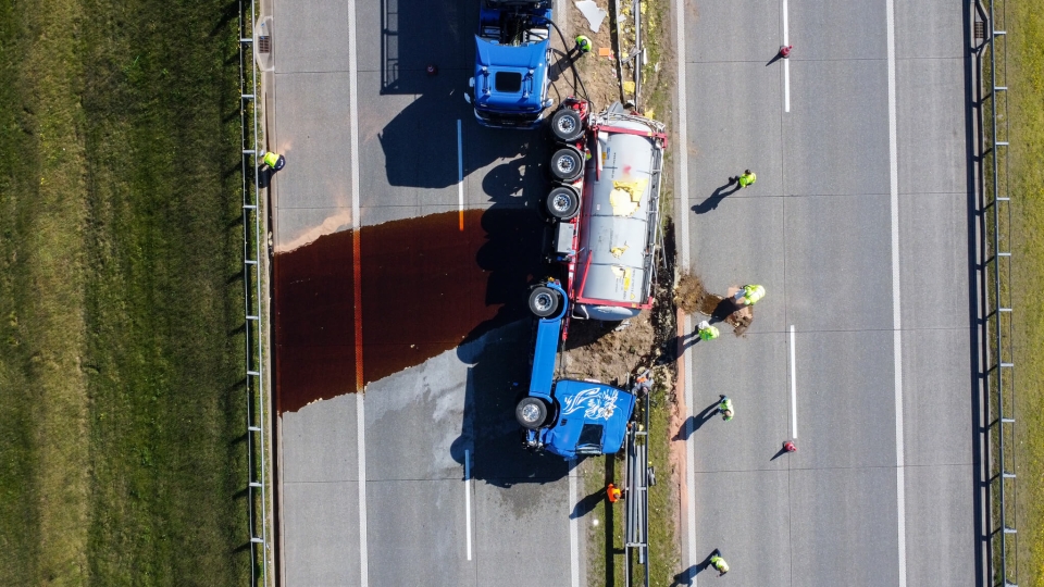 Wypadek na A2 w Lubuskiem. Ciężarówka uderzyła w służbę drogową i przewróciła się (ZDJĘCIA)