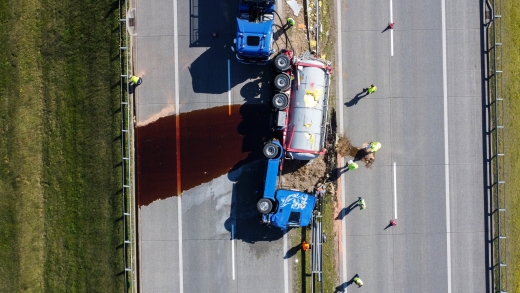 Wypadek na A2 w Lubuskiem. Ciężarówka uderzyła w służbę drogową i przewróciła się (ZDJĘCIA)