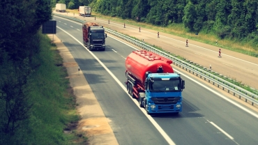 Jak ciągniki siodłowe wpływają na branżę transportu towarowego