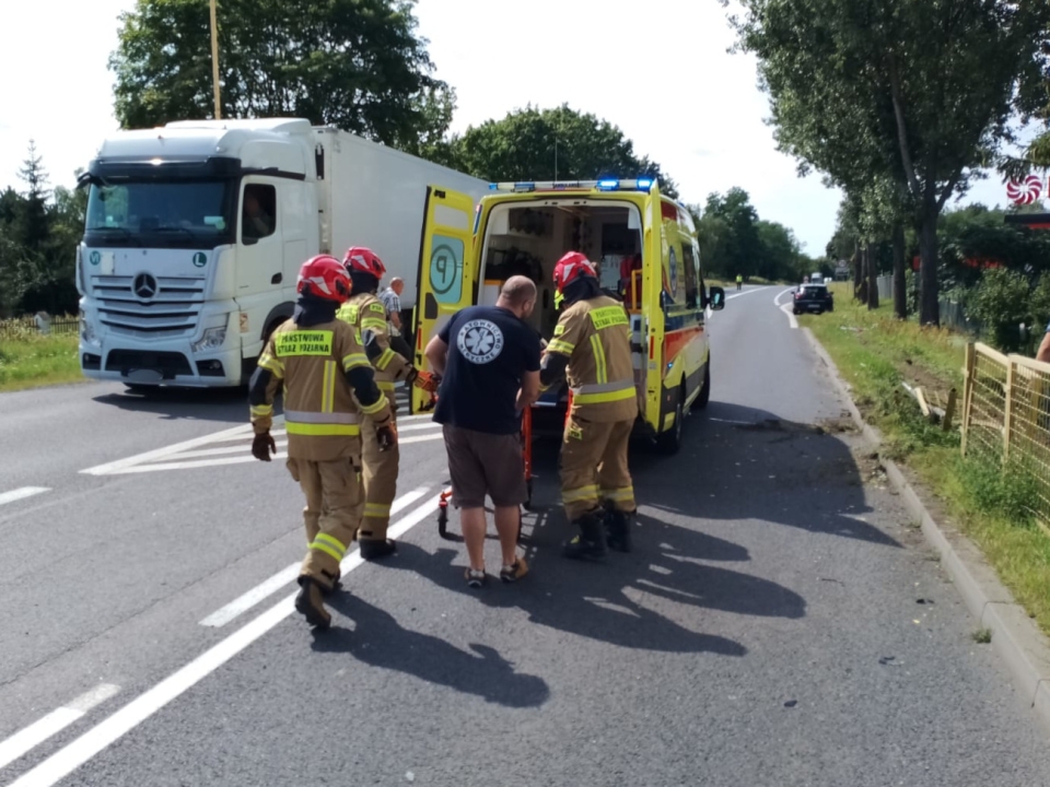 4/7 - Wypadek na krajowej &quot;92&quot; w Lubuskiem. Ciężarówka uderzyła w drzewo